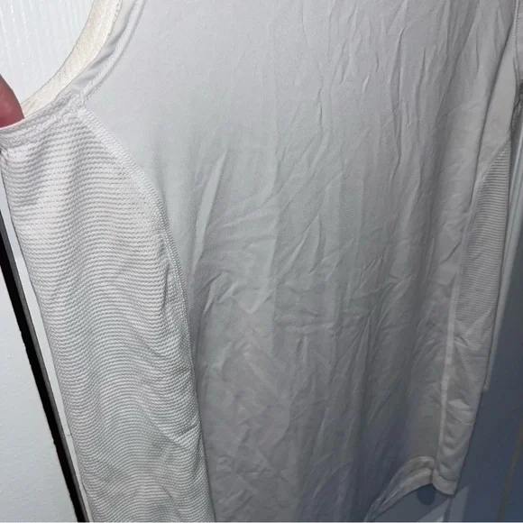 Under Armour Size SM Heatgear Sonic Fitted Tank - Picture 4 of 4